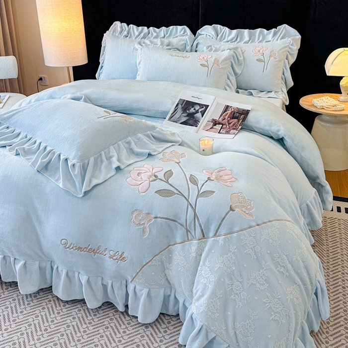 91家纺网 家纺一手货源 找家纺 畅畅家纺 2025新款冬季高端轻奢牛奶绒刺绣花边床单床笠保暖四件套 挚爱-浅蓝