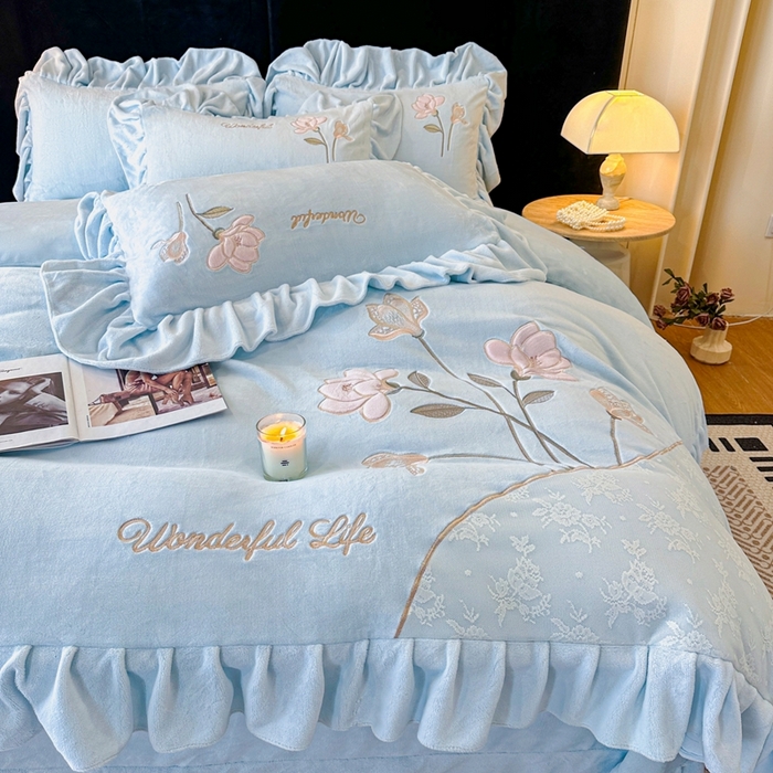 91家纺网 家纺一手货源 找家纺 畅畅家纺 2025新款冬季高端轻奢牛奶绒刺绣花边床单床笠保暖四件套 挚爱-浅蓝