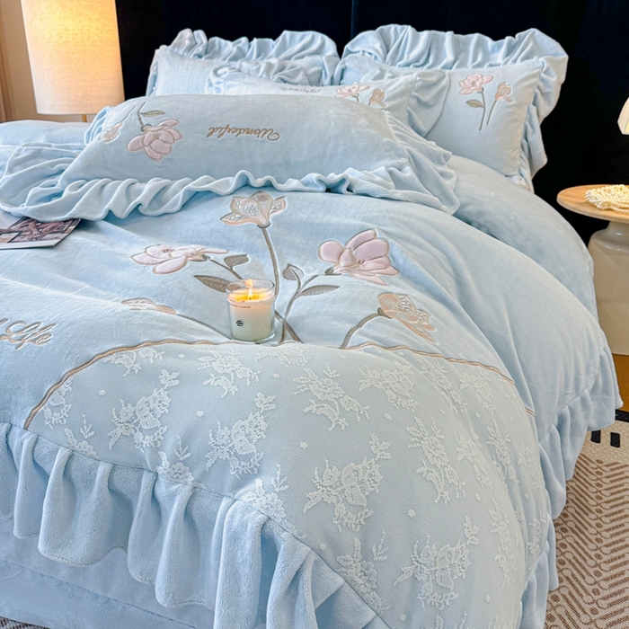 91家纺网 家纺一手货源 找家纺 畅畅家纺 2025新款冬季高端轻奢牛奶绒刺绣花边床单床笠保暖四件套 挚爱-浅蓝