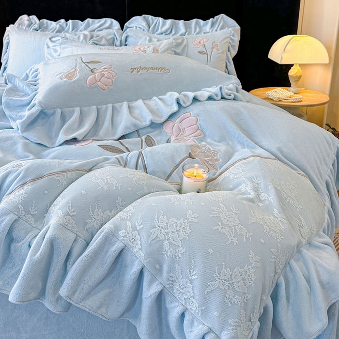 91家纺网 家纺一手货源 找家纺 畅畅家纺 2025新款冬季高端轻奢牛奶绒刺绣花边床单床笠保暖四件套 挚爱-浅蓝