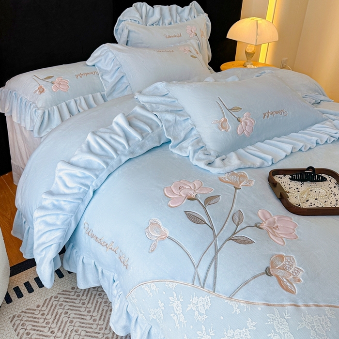 91家纺网 家纺一手货源 找家纺 畅畅家纺 2025新款冬季高端轻奢牛奶绒刺绣花边床单床笠保暖四件套 挚爱-浅蓝