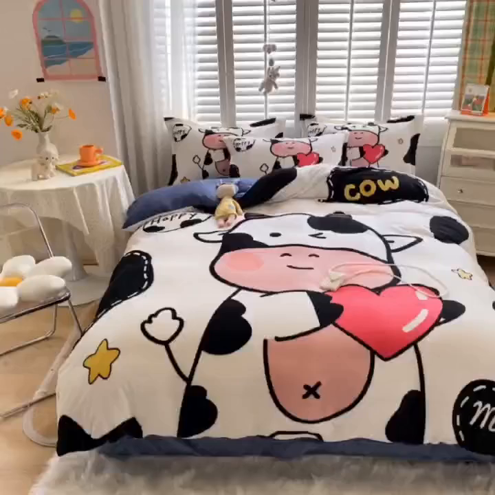 91家纺网 家纺一手货源 找家纺 宝薇 2025新款双面牛奶绒大版卡通印花四件套 萌萌奶牛