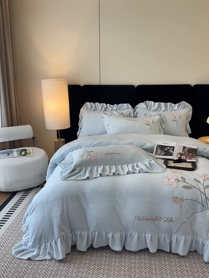 91家纺网 家纺一手货源 找家纺 畅畅家纺 2025新款冬季高端轻奢牛奶绒刺绣花边床单床笠保暖四件套 挚爱-浅蓝