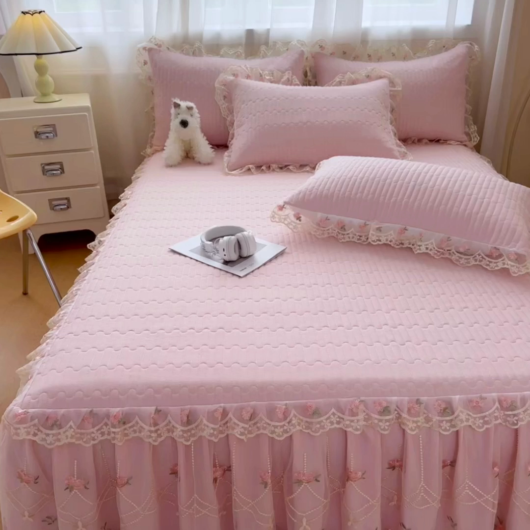 91家纺网 家纺一手货源 找家纺 鼎丰家纺 2025新款皱皱纱床裙-蜜恋系列 樱花粉