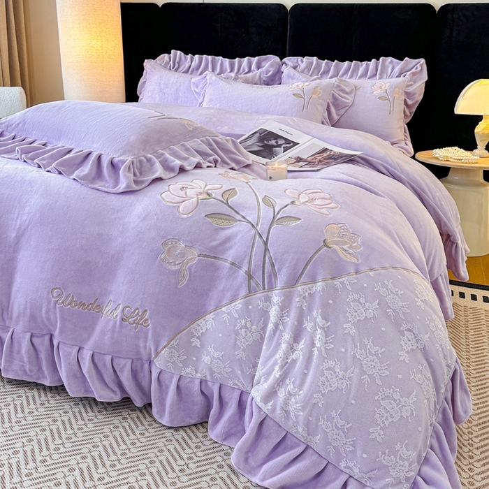91家纺网 家纺一手货源 找家纺 畅畅家纺 2025新款冬季高端轻奢牛奶绒刺绣花边床单床笠保暖四件套 挚爱-浅紫