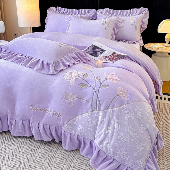91家纺网 家纺一手货源 找家纺 畅畅家纺 2025新款冬季高端轻奢牛奶绒刺绣花边床单床笠保暖四件套 挚爱-浅紫