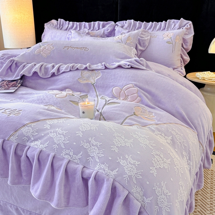 91家纺网 家纺一手货源 找家纺 畅畅家纺 2025新款冬季高端轻奢牛奶绒刺绣花边床单床笠保暖四件套 挚爱-浅紫