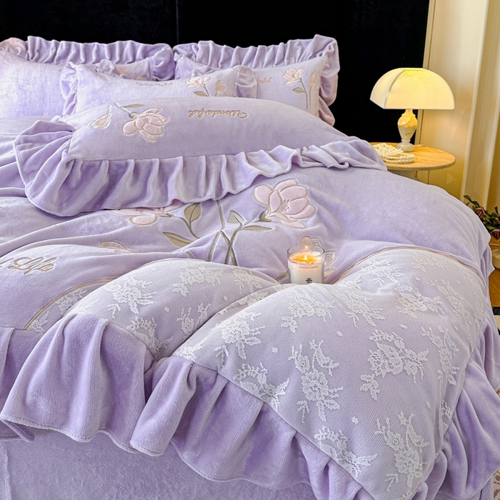 91家纺网 家纺一手货源 找家纺 畅畅家纺 2025新款冬季高端轻奢牛奶绒刺绣花边床单床笠保暖四件套 挚爱-浅紫
