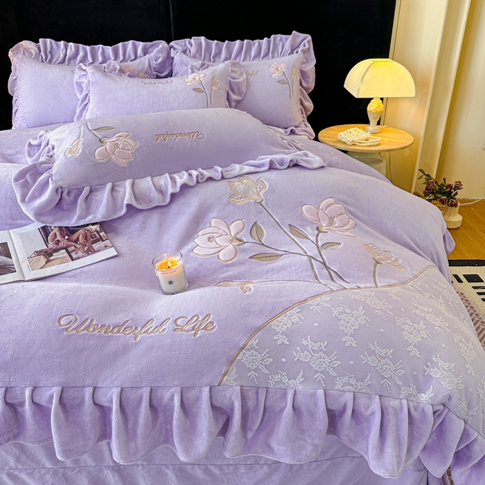 91家纺网 家纺一手货源 找家纺 畅畅家纺 2025新款冬季高端轻奢牛奶绒刺绣花边床单床笠保暖四件套 挚爱-浅紫