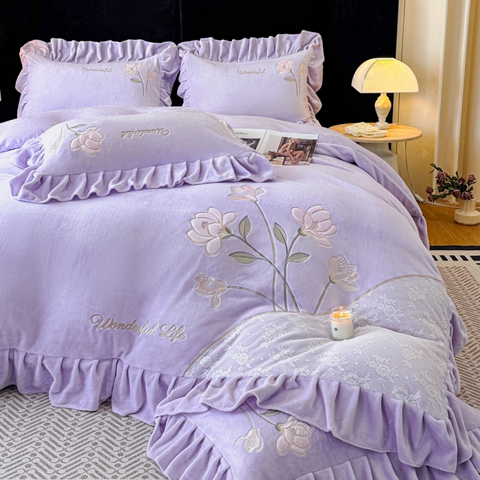 91家纺网 家纺一手货源 找家纺 畅畅家纺 2025新款冬季高端轻奢牛奶绒刺绣花边床单床笠保暖四件套 挚爱-浅紫