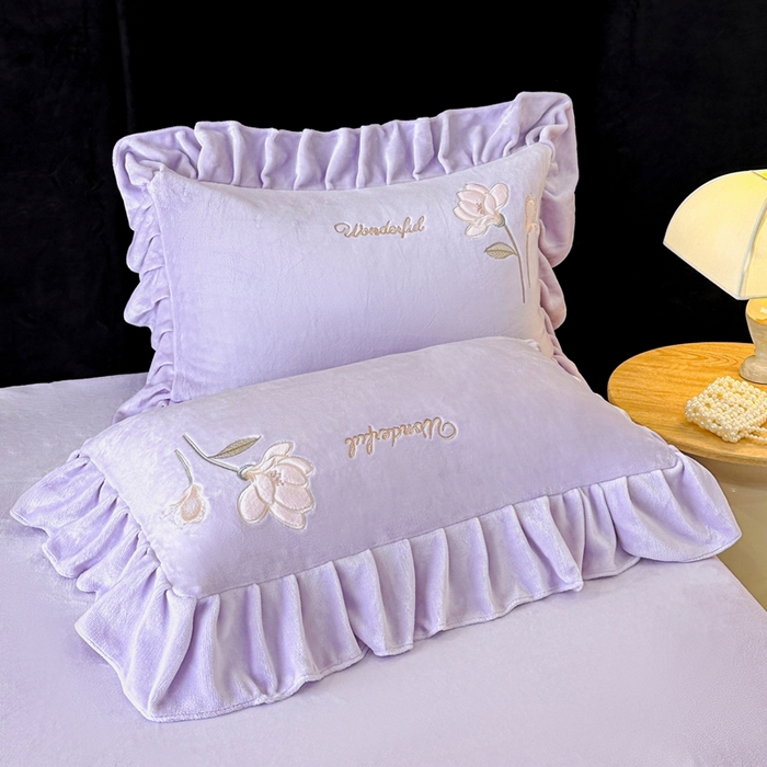 91家纺网 家纺一手货源 找家纺 畅畅家纺 2025新款冬季高端轻奢牛奶绒刺绣花边床单床笠保暖四件套 挚爱-浅紫