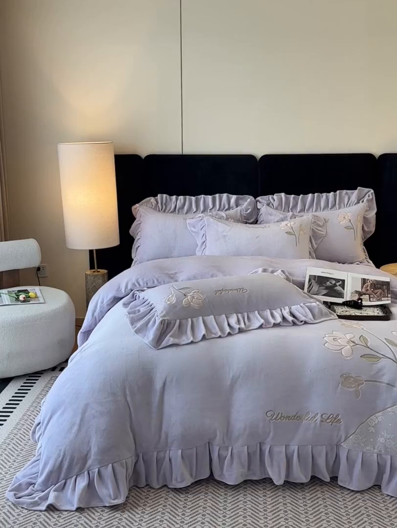 91家纺网 家纺一手货源 找家纺 畅畅家纺 2025新款冬季高端轻奢牛奶绒刺绣花边床单床笠保暖四件套 挚爱-浅紫