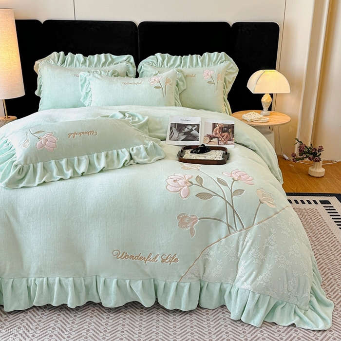 91家纺网 家纺一手货源 找家纺 畅畅家纺 2025新款冬季高端轻奢牛奶绒刺绣花边床单床笠保暖四件套 挚爱-青柠绿