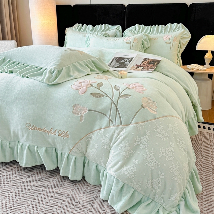 91家纺网 家纺一手货源 找家纺 畅畅家纺 2025新款冬季高端轻奢牛奶绒刺绣花边床单床笠保暖四件套 挚爱-青柠绿