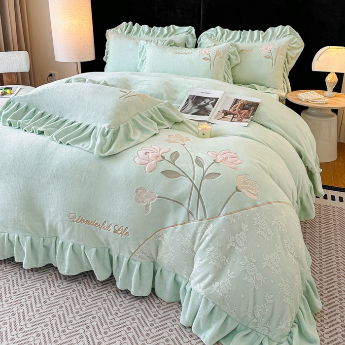 91家纺网 家纺一手货源 找家纺 畅畅家纺 2025新款冬季高端轻奢牛奶绒刺绣花边床单床笠保暖四件套 挚爱-青柠绿