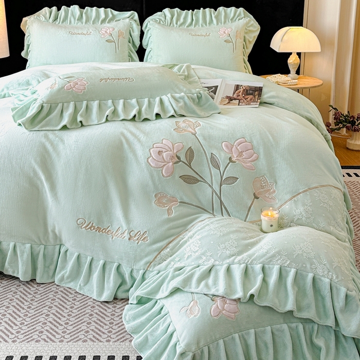 91家纺网 家纺一手货源 找家纺 畅畅家纺 2025新款冬季高端轻奢牛奶绒刺绣花边床单床笠保暖四件套 挚爱-青柠绿