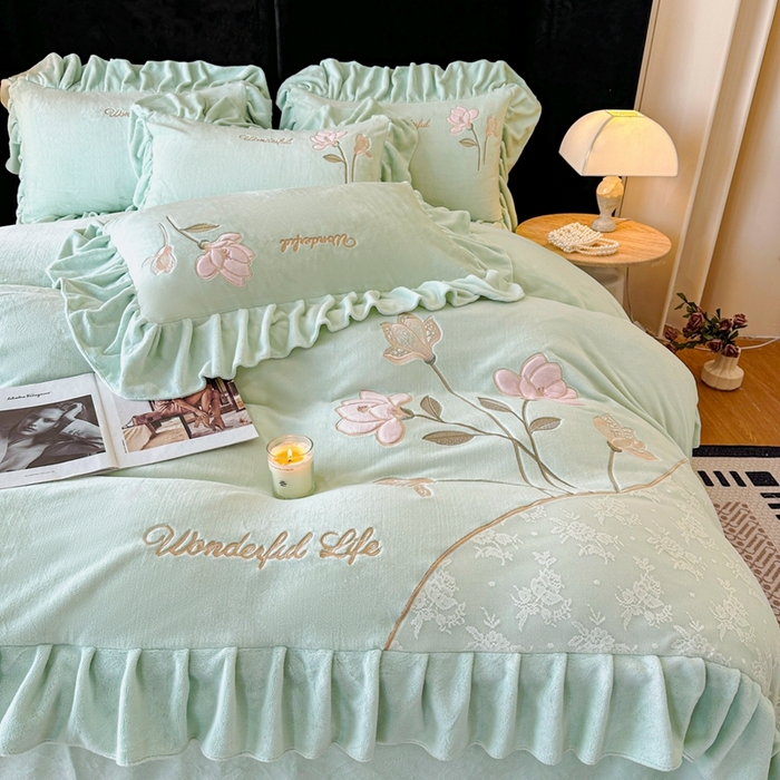 91家纺网 家纺一手货源 找家纺 畅畅家纺 2025新款冬季高端轻奢牛奶绒刺绣花边床单床笠保暖四件套 挚爱-青柠绿