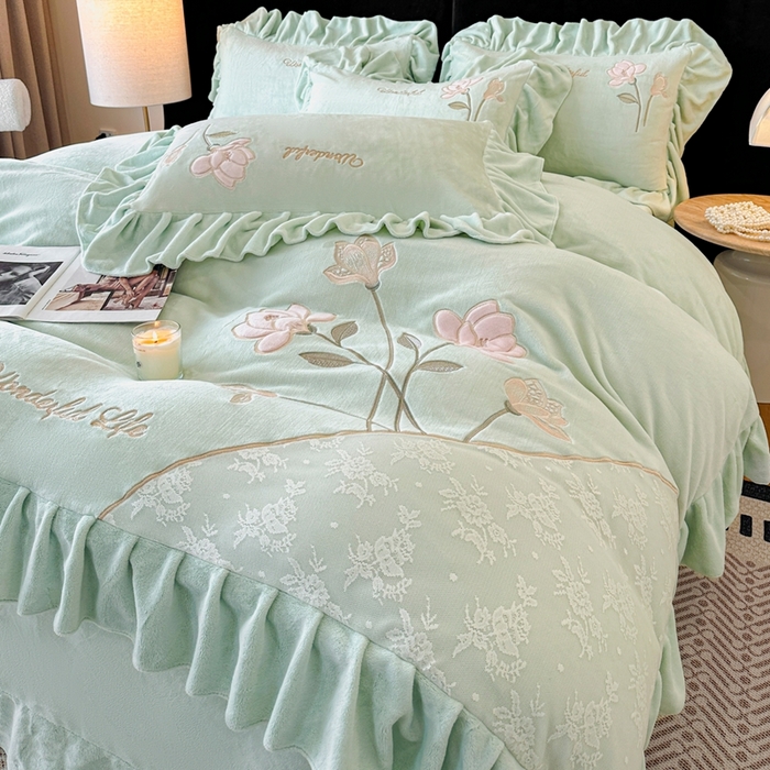 91家纺网 家纺一手货源 找家纺 畅畅家纺 2025新款冬季高端轻奢牛奶绒刺绣花边床单床笠保暖四件套 挚爱-青柠绿