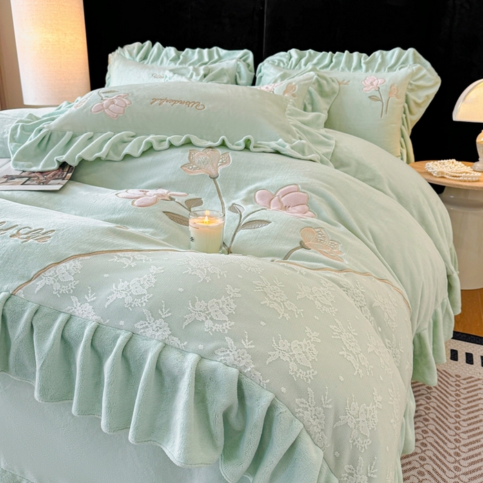 91家纺网 家纺一手货源 找家纺 畅畅家纺 2025新款冬季高端轻奢牛奶绒刺绣花边床单床笠保暖四件套 挚爱-青柠绿