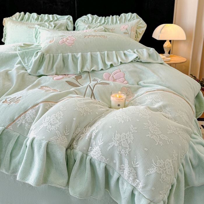 91家纺网 家纺一手货源 找家纺 畅畅家纺 2025新款冬季高端轻奢牛奶绒刺绣花边床单床笠保暖四件套 挚爱-青柠绿