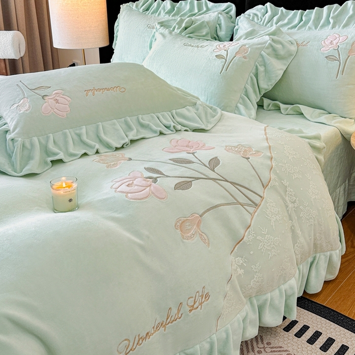 91家纺网 家纺一手货源 找家纺 畅畅家纺 2025新款冬季高端轻奢牛奶绒刺绣花边床单床笠保暖四件套 挚爱-青柠绿