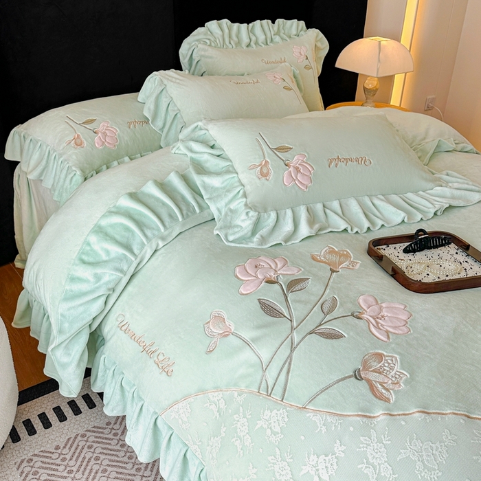 91家纺网 家纺一手货源 找家纺 畅畅家纺 2025新款冬季高端轻奢牛奶绒刺绣花边床单床笠保暖四件套 挚爱-青柠绿