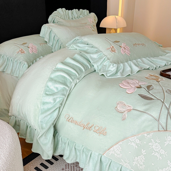 91家纺网 家纺一手货源 找家纺 畅畅家纺 2025新款冬季高端轻奢牛奶绒刺绣花边床单床笠保暖四件套 挚爱-青柠绿