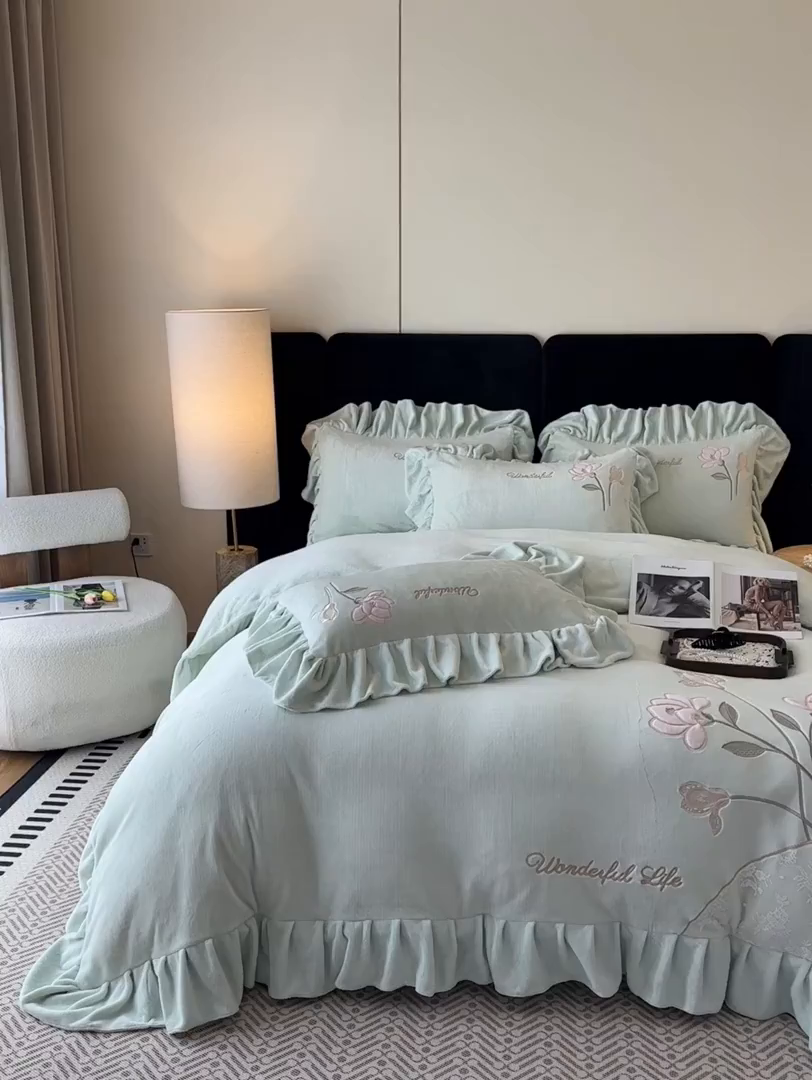 91家纺网 家纺一手货源 找家纺 畅畅家纺 2025新款冬季高端轻奢牛奶绒刺绣花边床单床笠保暖四件套 挚爱-青柠绿