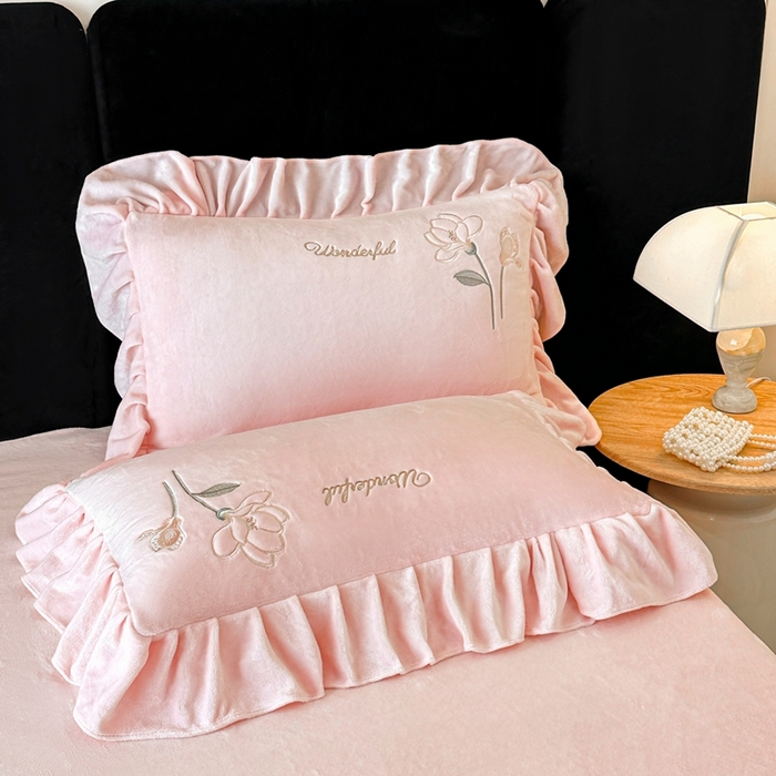 91家纺网 家纺一手货源 找家纺 畅畅家纺 2025新款冬季高端轻奢牛奶绒刺绣花边床单床笠保暖四件套 挚爱-樱花粉