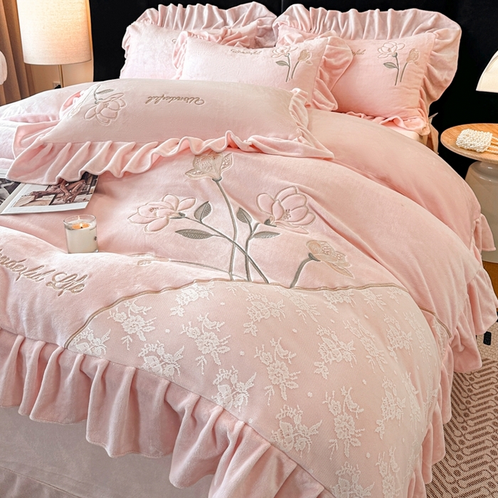 91家纺网 家纺一手货源 找家纺 畅畅家纺 2025新款冬季高端轻奢牛奶绒刺绣花边床单床笠保暖四件套 挚爱-樱花粉
