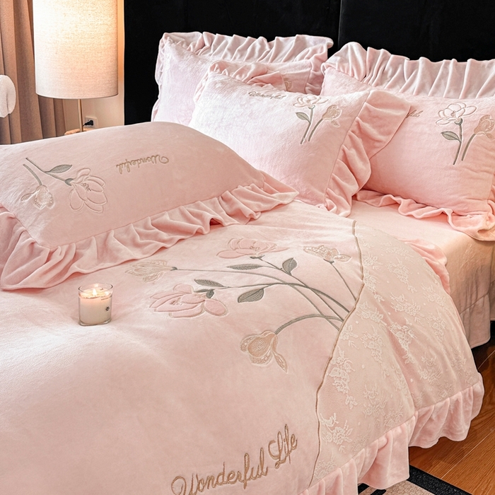 91家纺网 家纺一手货源 找家纺 畅畅家纺 2025新款冬季高端轻奢牛奶绒刺绣花边床单床笠保暖四件套 挚爱-樱花粉