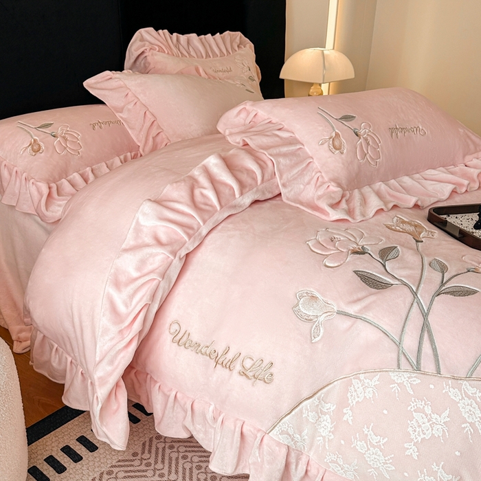 91家纺网 家纺一手货源 找家纺 畅畅家纺 2025新款冬季高端轻奢牛奶绒刺绣花边床单床笠保暖四件套 挚爱-樱花粉