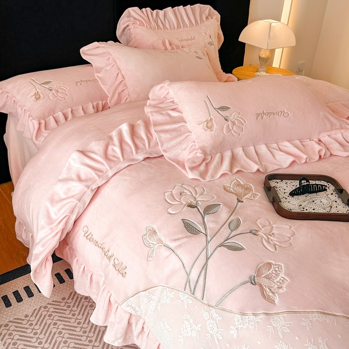 91家纺网 家纺一手货源 找家纺 畅畅家纺 2025新款冬季高端轻奢牛奶绒刺绣花边床单床笠保暖四件套 挚爱-樱花粉