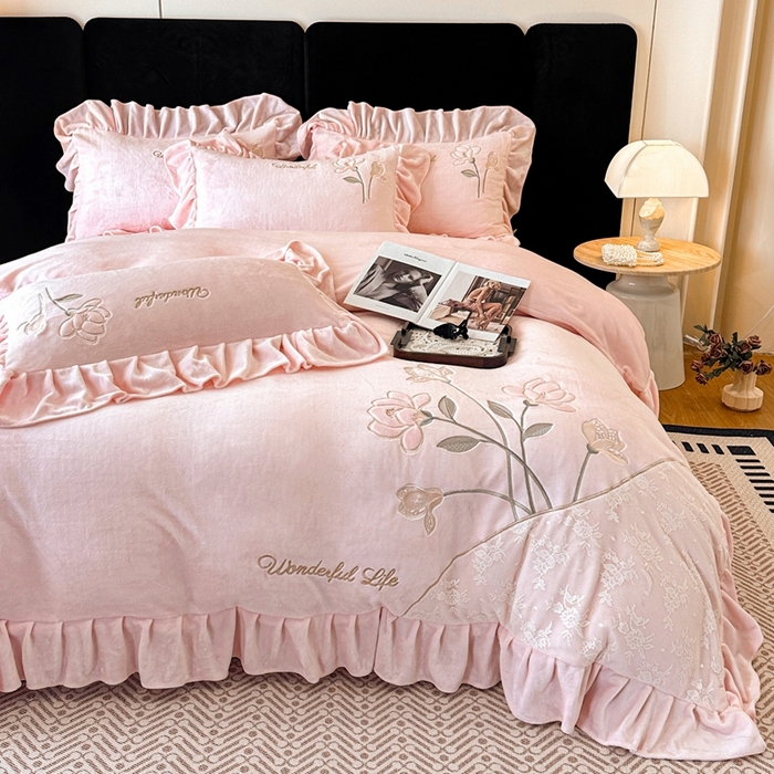 91家纺网 家纺一手货源 找家纺 畅畅家纺 2025新款冬季高端轻奢牛奶绒刺绣花边床单床笠保暖四件套 挚爱-樱花粉