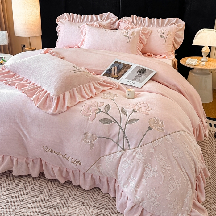 91家纺网 家纺一手货源 找家纺 畅畅家纺 2025新款冬季高端轻奢牛奶绒刺绣花边床单床笠保暖四件套 挚爱-樱花粉