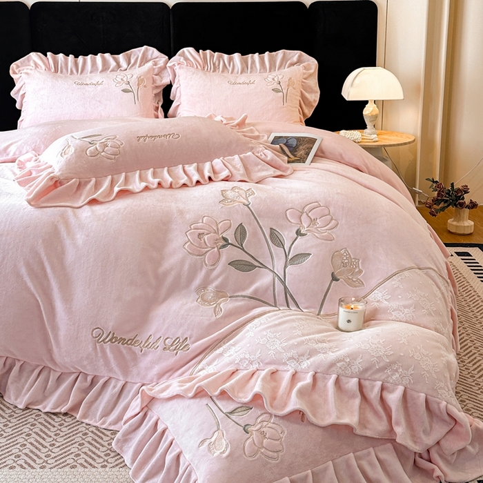 91家纺网 家纺一手货源 找家纺 畅畅家纺 2025新款冬季高端轻奢牛奶绒刺绣花边床单床笠保暖四件套 挚爱-樱花粉