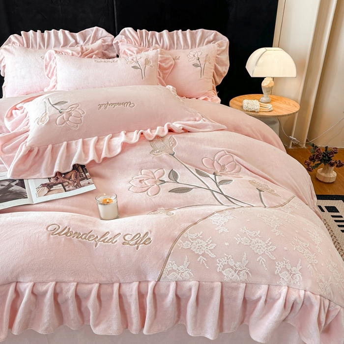 91家纺网 家纺一手货源 找家纺 畅畅家纺 2025新款冬季高端轻奢牛奶绒刺绣花边床单床笠保暖四件套 挚爱-樱花粉