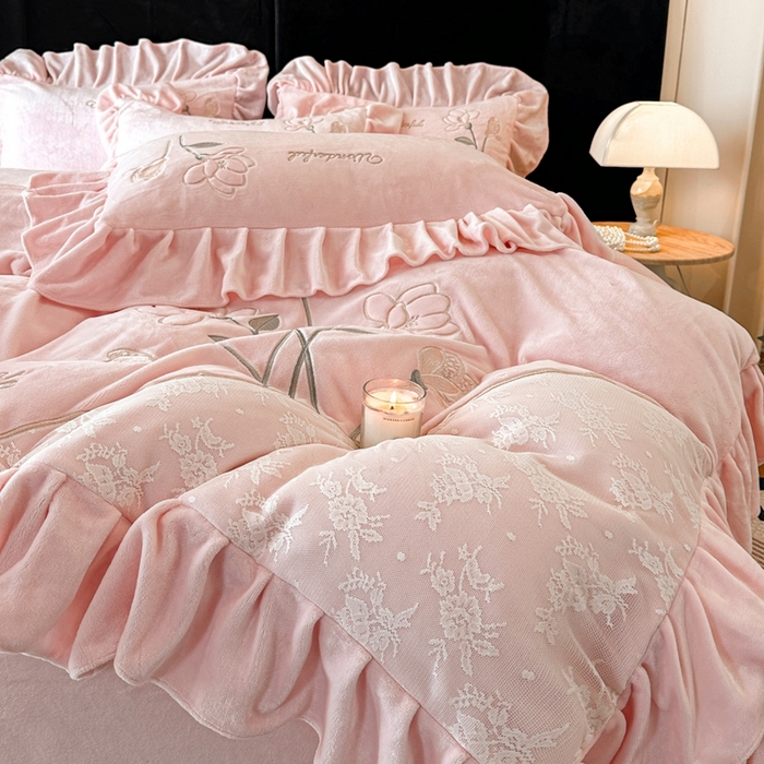 91家纺网 家纺一手货源 找家纺 畅畅家纺 2025新款冬季高端轻奢牛奶绒刺绣花边床单床笠保暖四件套 挚爱-樱花粉