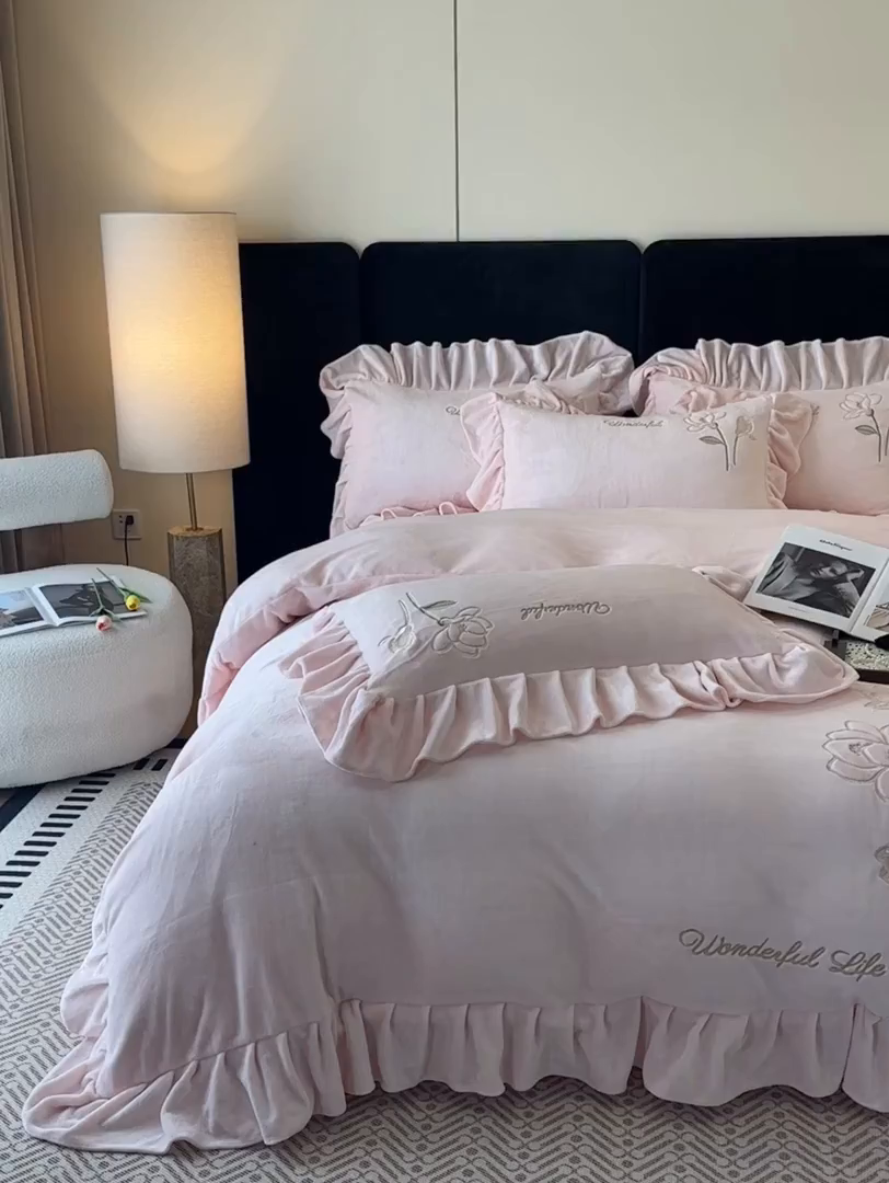 91家纺网 家纺一手货源 找家纺 畅畅家纺 2025新款冬季高端轻奢牛奶绒刺绣花边床单床笠保暖四件套 挚爱-樱花粉