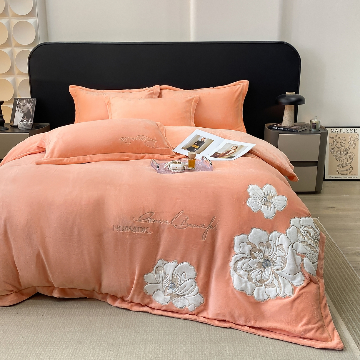 91家纺网 家纺一手货源 找家纺 （总）悦织湾家纺 2025新款9斤重牛奶绒四件套纯色贴布绣人件富贵系列240克重高密保暖轻奢时尚床上用品4件套