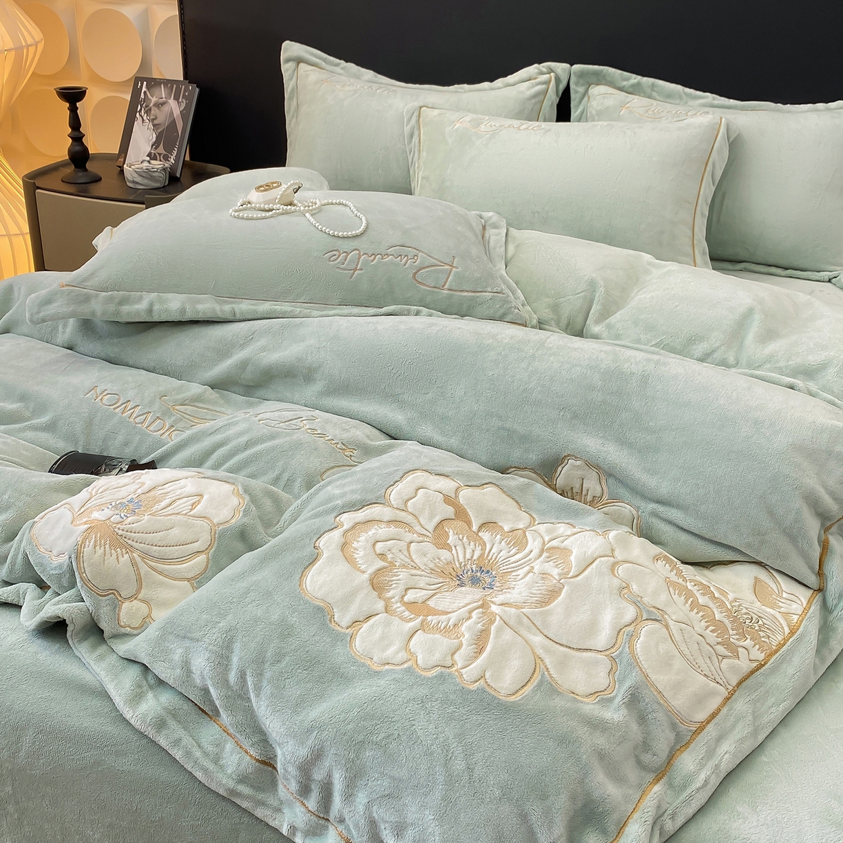 91家纺网 家纺一手货源 找家纺 （总）悦织湾家纺 2025新款9斤重牛奶绒四件套纯色贴布绣人件富贵系列240克重高密保暖轻奢时尚床上用品4件套