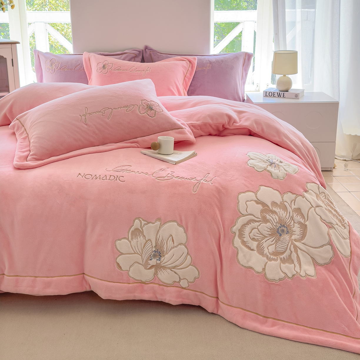 91家纺网 家纺一手货源 找家纺 悦织湾家纺 2025新款9斤重牛奶绒四件套纯色贴布绣人件富贵系列240克重高密保暖轻奢时尚床上用品4件套 人间富贵-少女粉