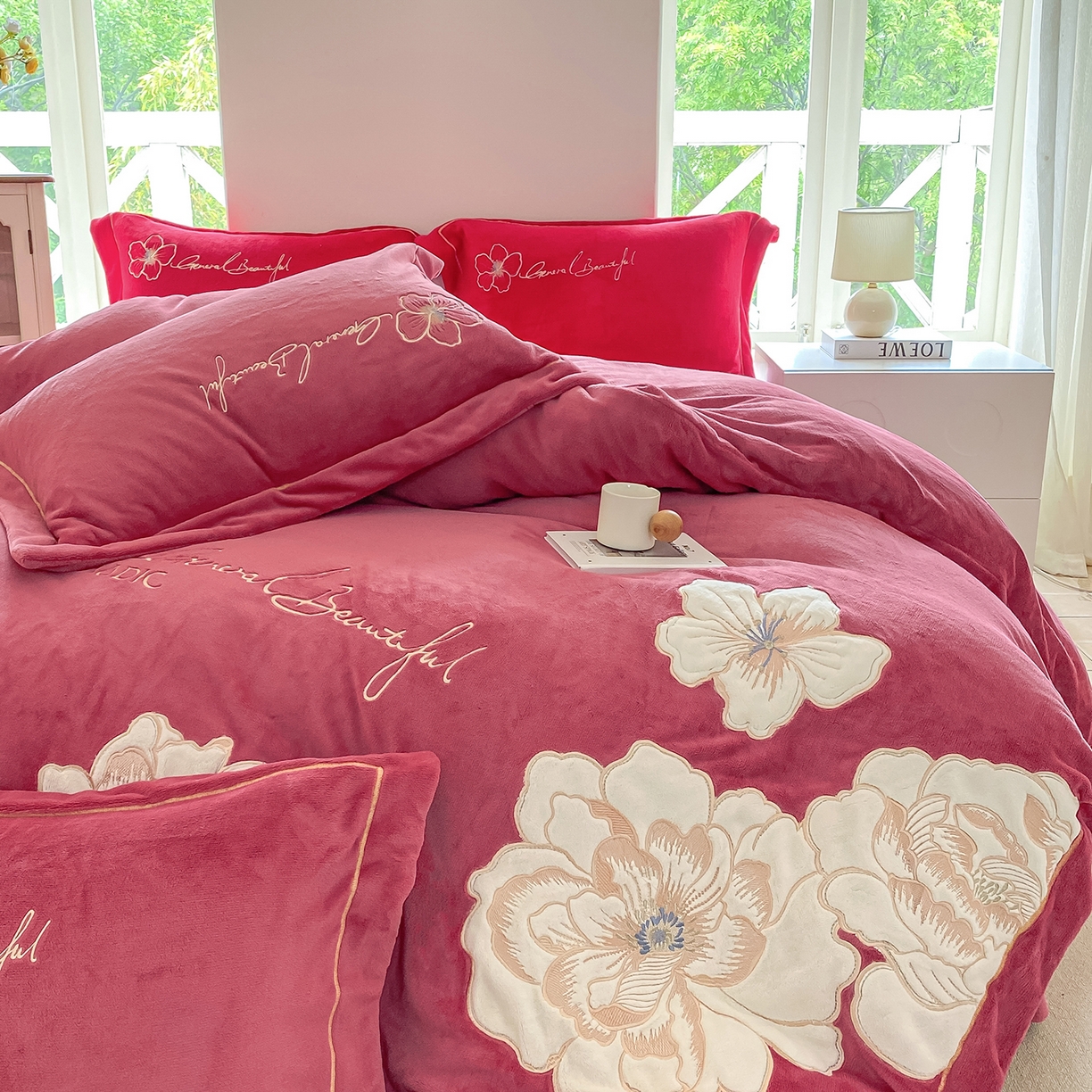 91家纺网 家纺一手货源 找家纺 悦织湾家纺 2025新款9斤重牛奶绒四件套纯色贴布绣人件富贵系列240克重高密保暖轻奢时尚床上用品4件套 人间富贵-浅玫红