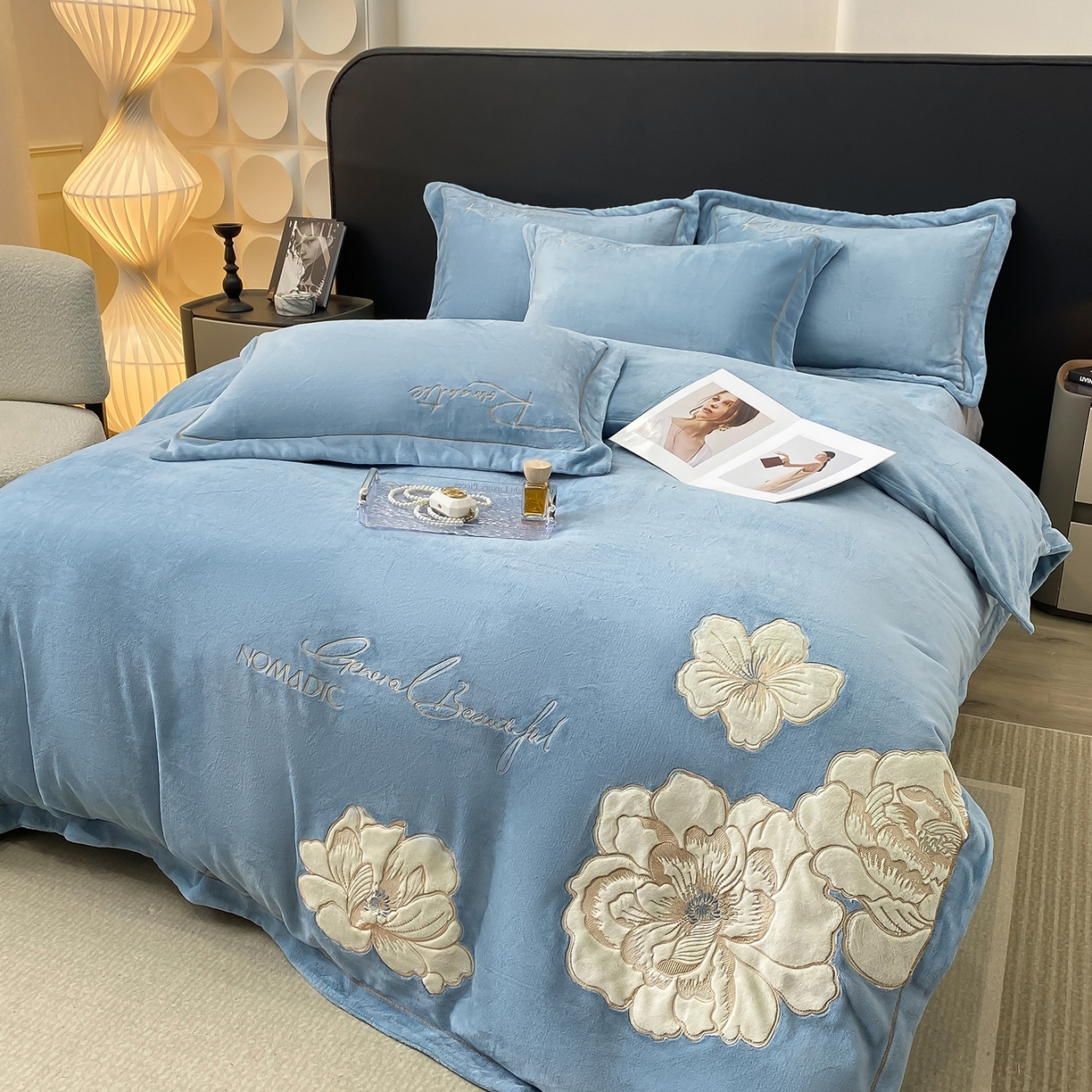 91家纺网 家纺一手货源 找家纺 悦织湾家纺 2025新款9斤重牛奶绒四件套纯色贴布绣人件富贵系列240克重高密保暖轻奢时尚床上用品4件套 人间富贵-草蓝