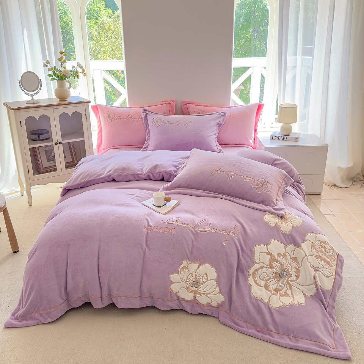 91家纺网 家纺一手货源 找家纺 （总）悦织湾家纺 2025新款9斤重牛奶绒四件套纯色贴布绣人件富贵系列240克重高密保暖轻奢时尚床上用品4件套