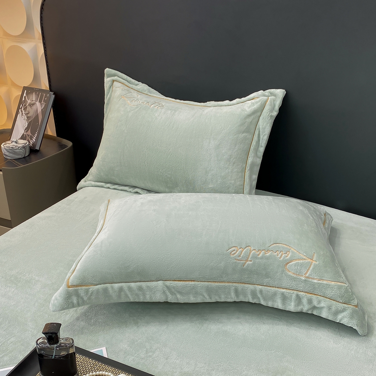 91家纺网 家纺一手货源 找家纺 悦织湾家纺 2025新款9斤重牛奶绒四件套纯色贴布绣人件富贵系列240克重高密保暖轻奢时尚床上用品4件套 人间富贵-玻璃蓝