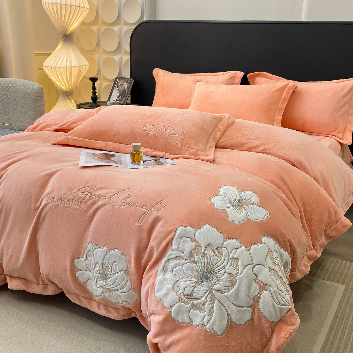 91家纺网 家纺一手货源 找家纺 悦织湾家纺 2025新款9斤重牛奶绒四件套纯色贴布绣人件富贵系列240克重高密保暖轻奢时尚床上用品4件套 人间富贵-暖玉