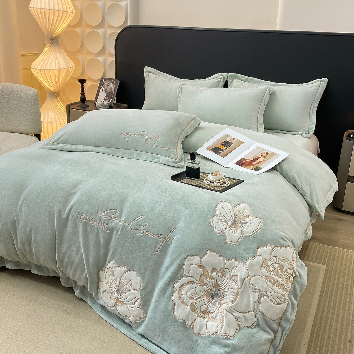 91家纺网 家纺一手货源 找家纺 悦织湾家纺 2025新款9斤重牛奶绒四件套纯色贴布绣人件富贵系列240克重高密保暖轻奢时尚床上用品4件套 人间富贵-玻璃蓝