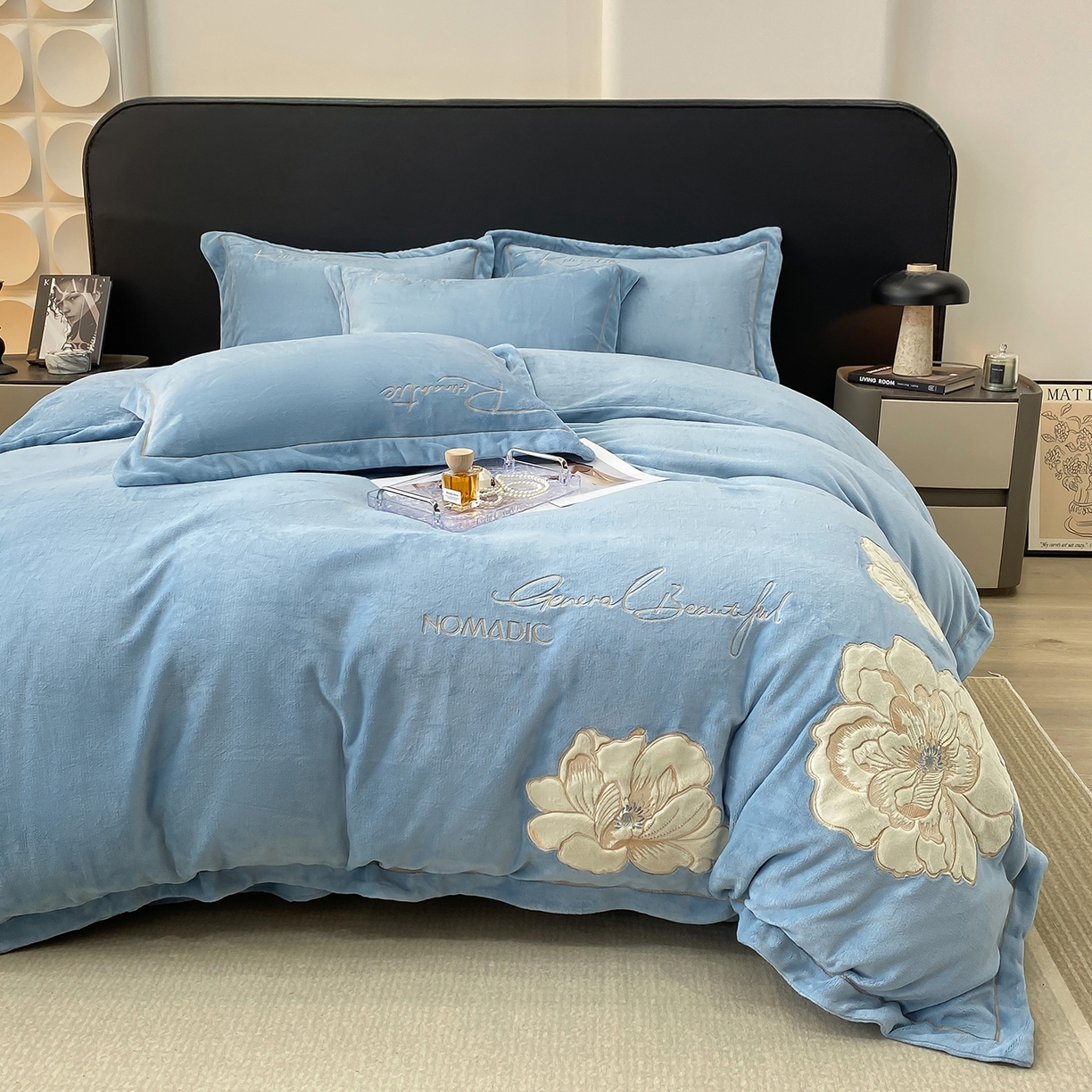 91家纺网 家纺一手货源 找家纺 悦织湾家纺 2025新款9斤重牛奶绒四件套纯色贴布绣人件富贵系列240克重高密保暖轻奢时尚床上用品4件套 人间富贵-草蓝