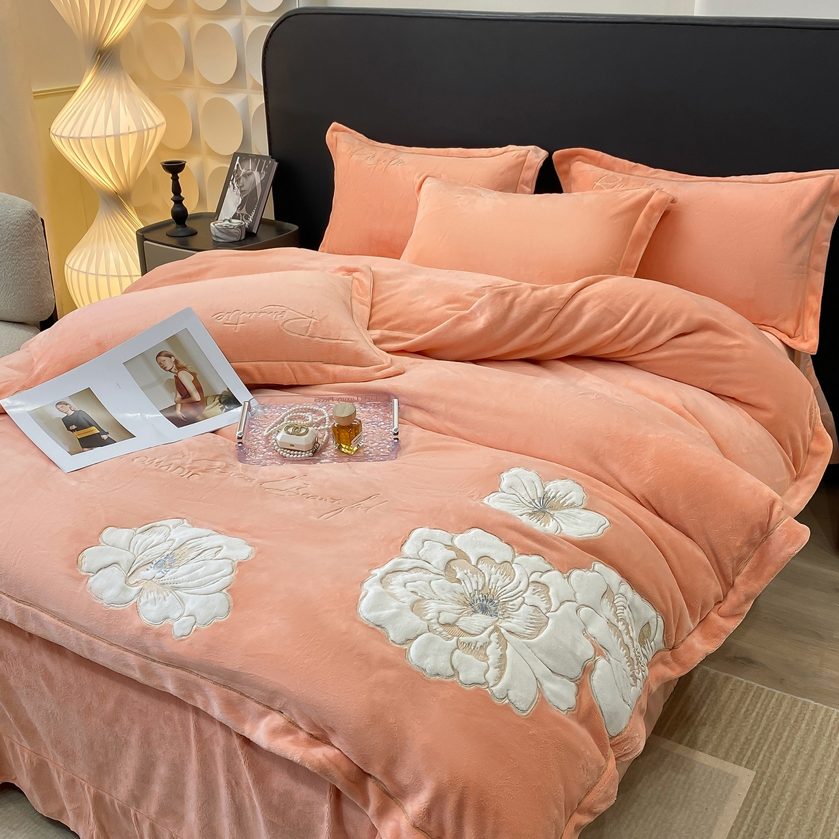 91家纺网 家纺一手货源 找家纺 悦织湾家纺 2025新款9斤重牛奶绒四件套纯色贴布绣人件富贵系列240克重高密保暖轻奢时尚床上用品4件套 人间富贵-暖玉